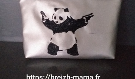 Trousse brodée Panda armé (1)