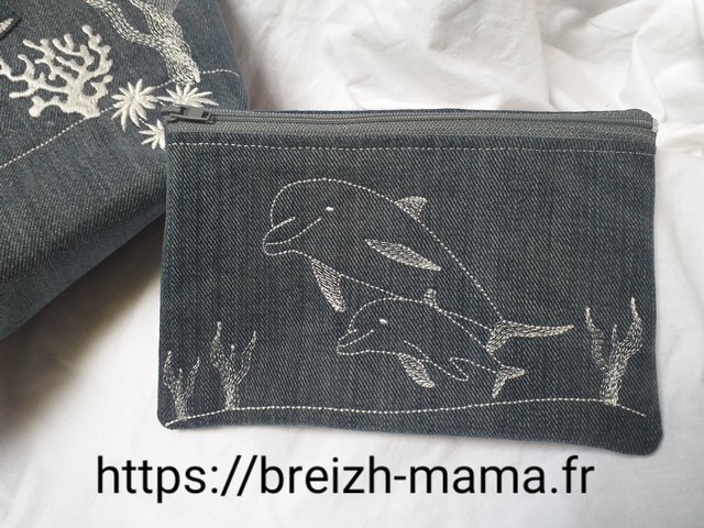 Couture trousse jeans recyclé brodé dauphin recto